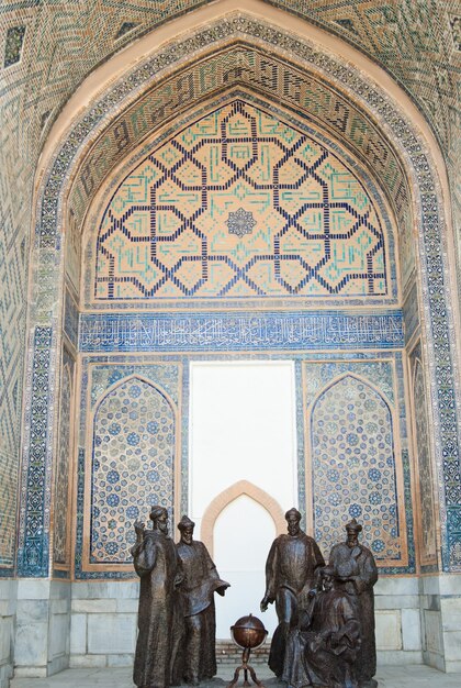 Monumento di Mirzo Ulugbek con astronomi nel Registan Architettura antica dell'Asia centrale