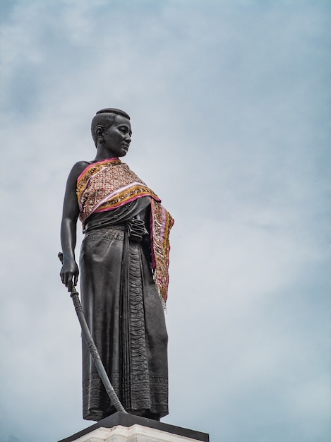 Monumento di Thao Suranari a Korat Nakhon Ratchasima. Una statua di Thao Suranari si trova nel centro di Nakhon Ratchasima.