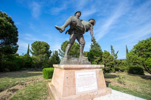 Monumento di un soldato turco che trasporta un soldato Anzac ferito a Canakkale (Dardanelli) Memoriale dei martiri, Canakkale - Turchia