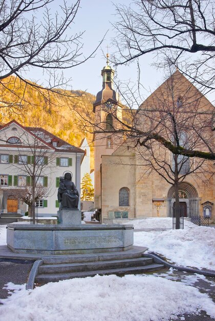Monumento e Cattedrale dell'Assunzione a Coira all'alba. Coira è la capitale del cantone dei Grigioni in Svizzera. Si trova nella valle del Reno alpino grigionese