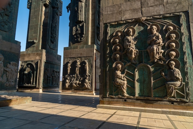 monumento noto come cronaca della georgia o memoriale storico della georgia, a tbilisi