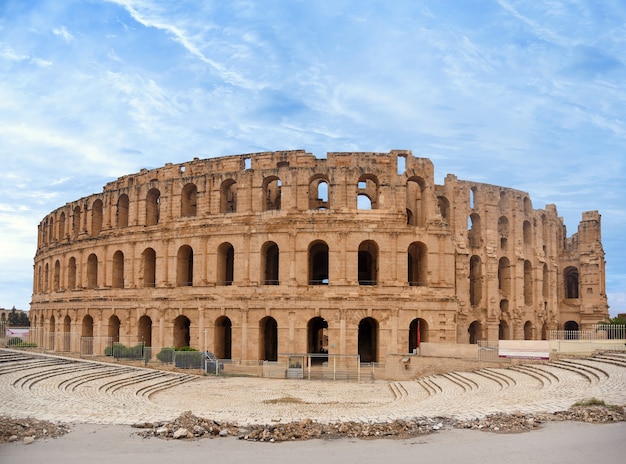 Monumento storico di architettura, antico Colosseo romano, la più grande arena del Nord Africa.