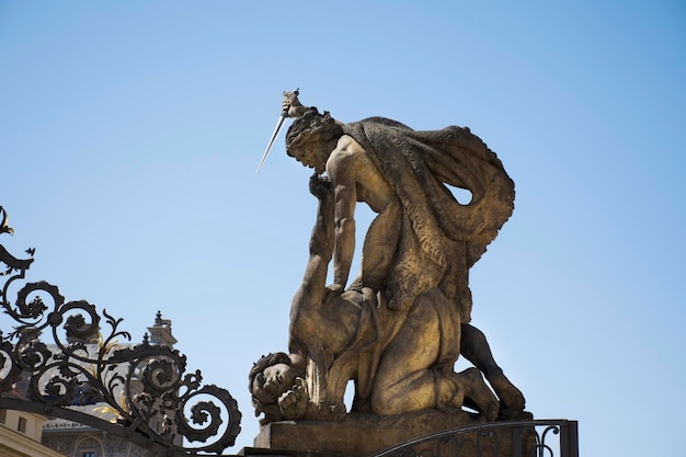 Monumento sul cancello davanti al castello di Praga per la gente della Repubblica Ceca e i viaggiatori stranieri che visitano e viaggiano a piedi il 31 agosto 2017 a Praga Repubblica Ceca