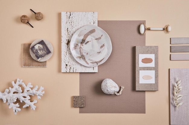 Moodboard di interior designer creativo Composizione piatta con pannelli di campioni di tessuto e vernice e piastrelle di cemento Tavolozza dei colori beige e grigio Modello di spazio per la copia