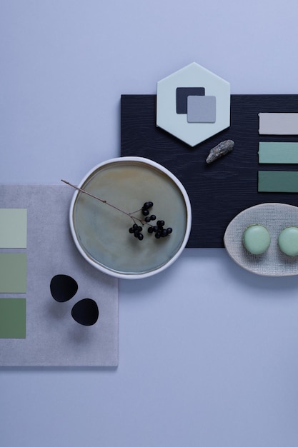 Moodboard elegante per architetto e designer d'interni Composizione piatta in una tavolozza di colori grigio e verde con pannelli e piastrelle campioni di tessuto e vernice Vista dall'alto Spazio di copia Modello