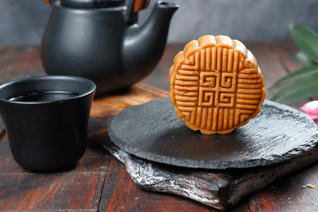 mooncake, moon cake - pasticceria tradizionale cinese su sfondo scuro, concetto di festival di metà autunno