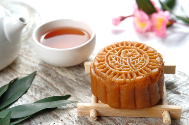 mooncake, torta di luna - pasticceria tradizionale cinese su sfondo bianco, concetto di festival di metà autunno