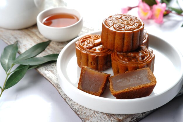 mooncake, torta di luna - pasticceria tradizionale cinese su sfondo bianco, concetto di festival di metà autunno