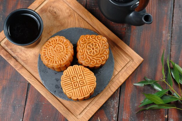 Mooncake, torta lunare - pasticceria tradizionale cinese su sfondo scuro, concetto di festival di metà autunno