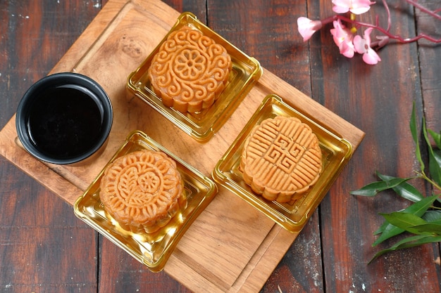 Mooncake, torta lunare - pasticceria tradizionale cinese su sfondo scuro, concetto di festival di metà autunno