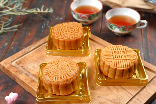 Mooncake, torta lunare - pasticceria tradizionale cinese su sfondo scuro, concetto di festival di metà autunno