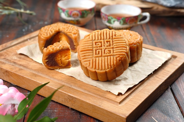 Mooncake, torta lunare - pasticceria tradizionale cinese su sfondo scuro, concetto di festival di metà autunno