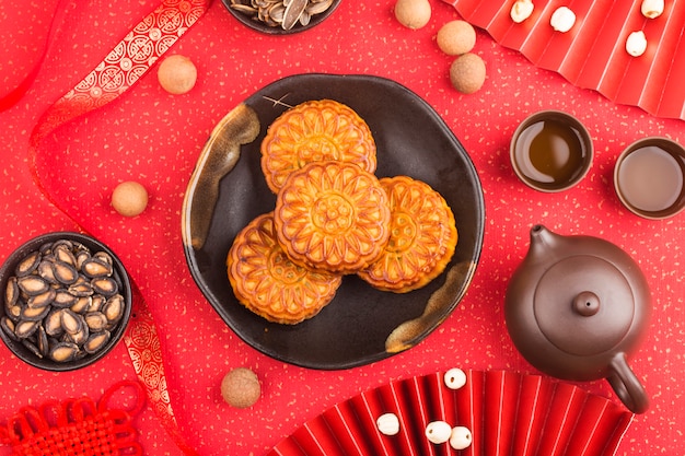 Mooncakes tradizionali sul tavolo con tazza da tè