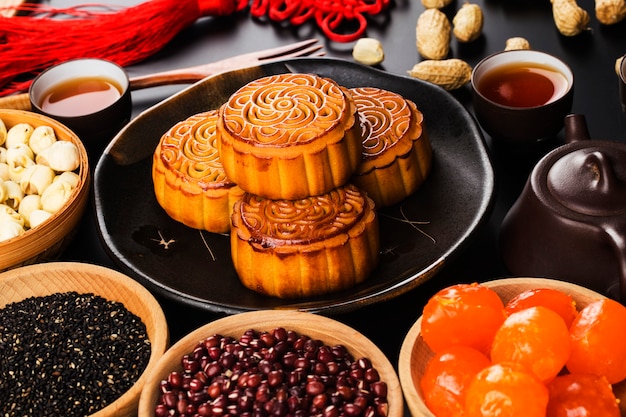 Mooncakes tradizionali sul tavolo con teacup.