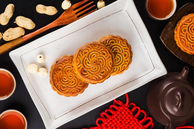 Mooncakes tradizionali sul tavolo con teacup.