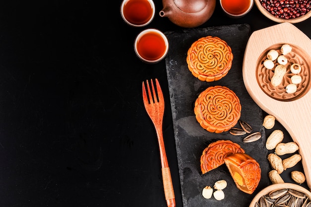 Mooncakes tradizionali sul tavolo con teacup.