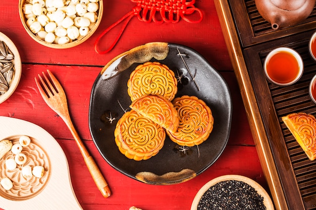 Mooncakes tradizionali sul tavolo con teacup.