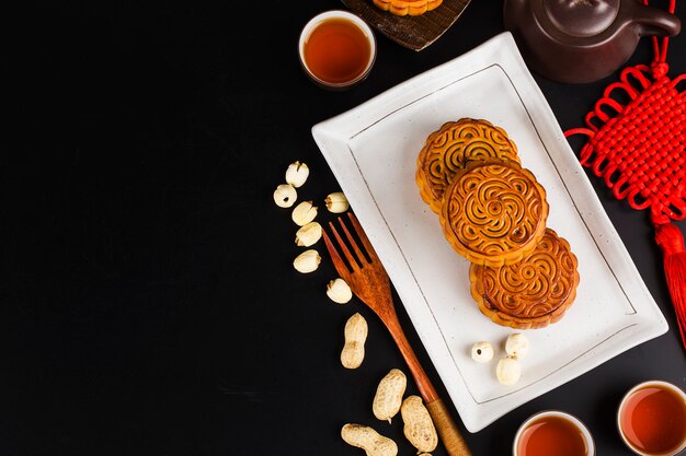 Mooncakes tradizionali sul tavolo con teacup.