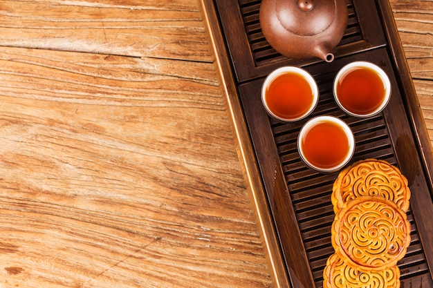 Mooncakes tradizionali sul tavolo con teacup.