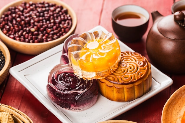 Mooncakes tradizionali sul tavolo con teacup.