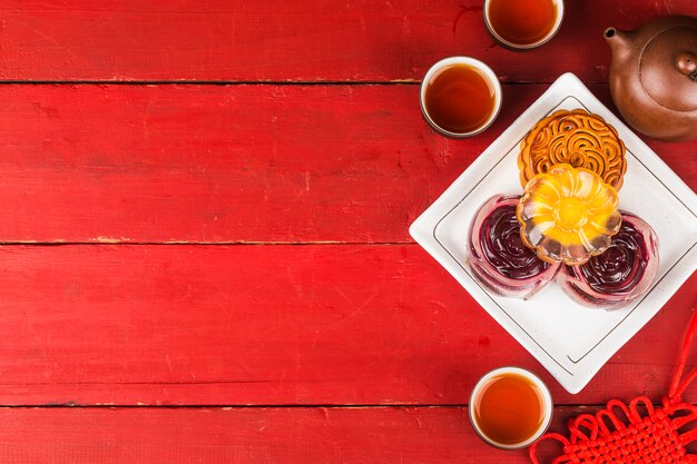 Mooncakes tradizionali sul tavolo con teacup.