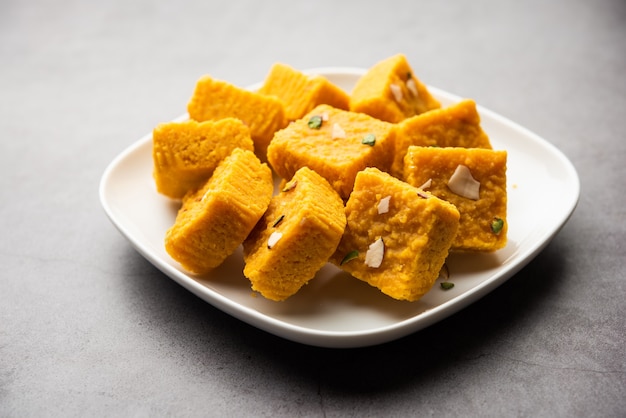 MoongÃ‚Â Dal Besan Burfi è fatto con moongÃ‚Â dal o lenticchie gialle arrostite, farina di ceci, burro chiarificato, khoya o mawa e sciroppo di zucchero, dolce indiano o dessert