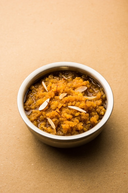 Moong dal halwa è un classico dolce indiano a base di lenticchie moong, zucchero, burro chiarificato e polvere di cardamomo