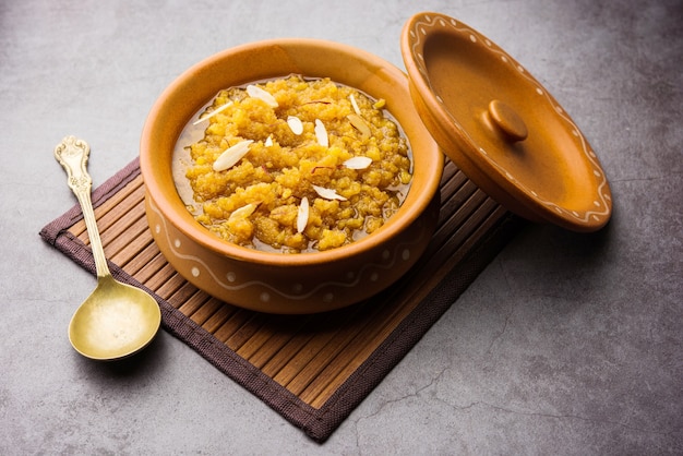 Moong dal halwa è un classico dolce indiano a base di lenticchie moong, zucchero, burro chiarificato e polvere di cardamomo