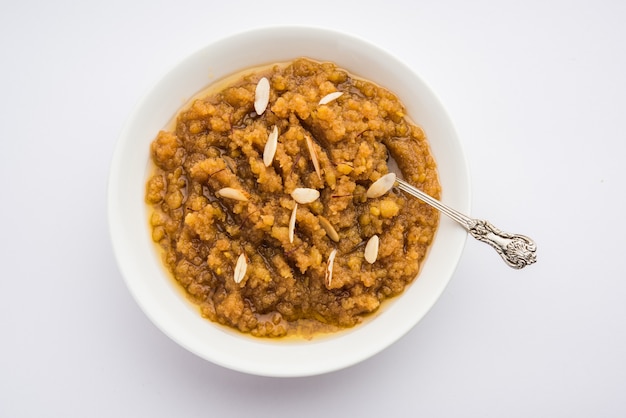 Moong dal halwa è un classico dolce indiano a base di lenticchie moong, zucchero, burro chiarificato e polvere di cardamomo