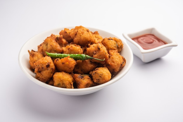 Moong Dal Vada o mungode Pakoda, Dalwada, Pakora o Mungdal Bhajiya o frittelle Yellow Split Gram servite con ketchup di pomodoro