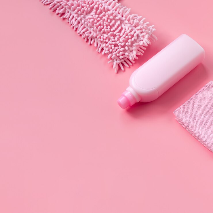 MOP, straccio e rosa detergente su sfondo rosa per pulizie primaverili
