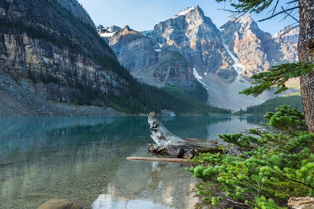 Moraine Lake al mattino all'alba a Banff in Canada