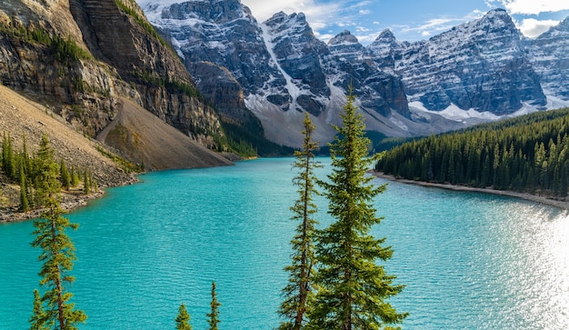 Moraine lake bellissimo paesaggio in estate giornata di sole mattina. Parco Nazionale di Banff, Montagne Rocciose Canadesi, Alberta, Canada