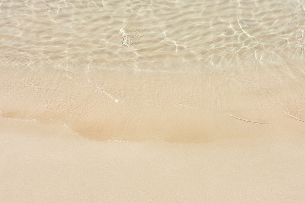 Morbida onda del mare sulla spiaggia di sabbia pulita