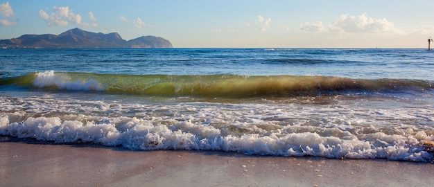 Morbida onda del mare sulla spiaggia di sabbia