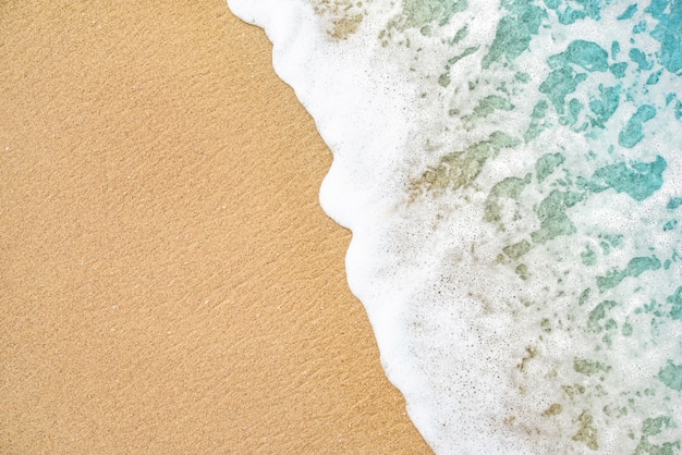 Morbida onda del mare sulla spiaggia sabbiosa