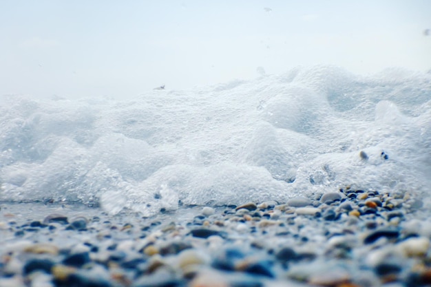 Morbida onda dell'oceano blu sullo sfondo della spiaggia