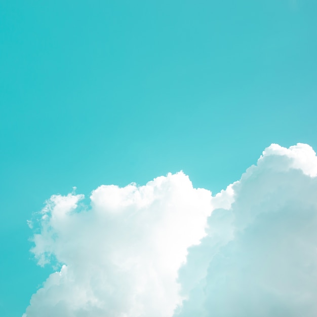 Morbide nuvole bianche con colori pastello del cielo per sfondo astratto