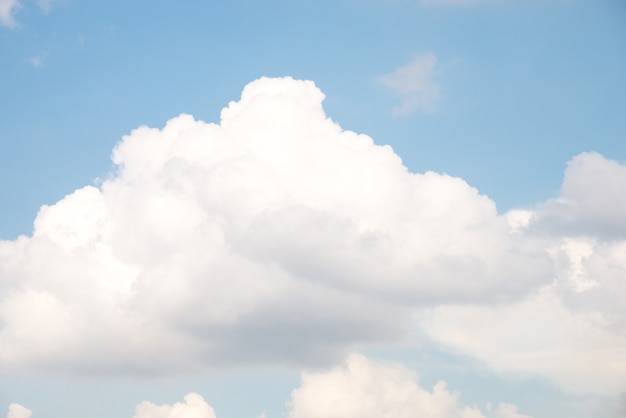 Morbide nuvole bianche su sfondo blu cielo.