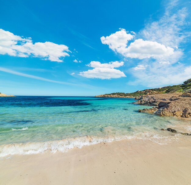 Morbide nuvole in un cielo azzurro sopra Cala Granu Sardegna