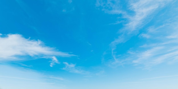 Morbide nuvole nel cielo azzurro