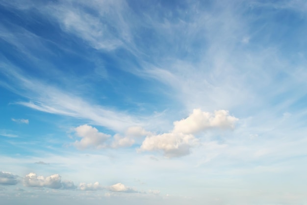 Morbide nuvole nel cielo azzurro