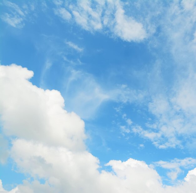 Morbide nuvole nel cielo azzurro