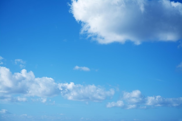 Morbide nuvole nel cielo blu Girato in Sardegna Italia