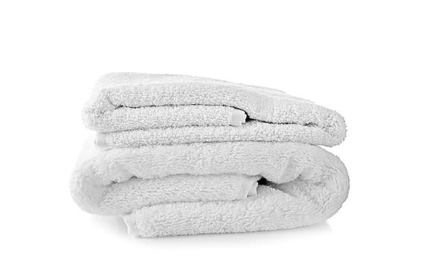 Morbidi asciugamani in spugna su sfondo bianco