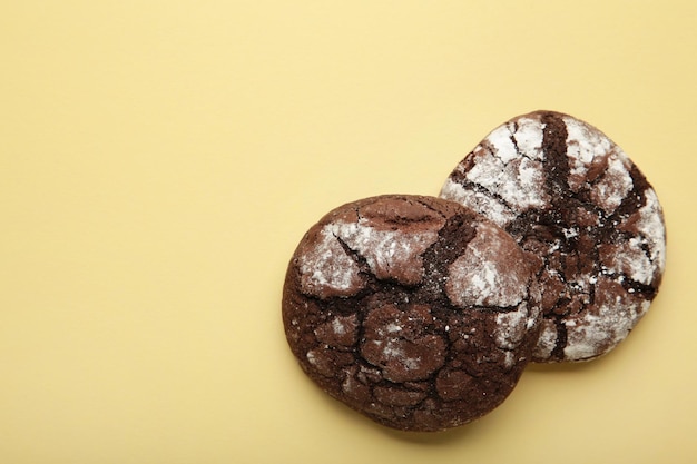 Morbidi biscotti al cioccolato fondente su sfondo grigio Vista dall'alto