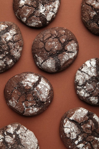 Morbidi biscotti brownie al cioccolato fondente su sfondo marrone Foto verticale