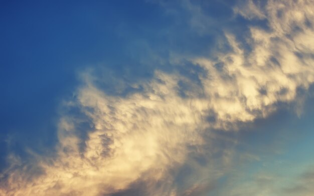 Morbido cielo azzurro e nuvola al tramonto