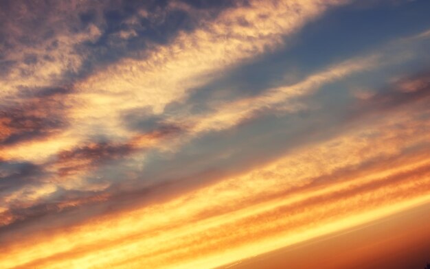 Morbido cielo azzurro e nuvola al tramonto