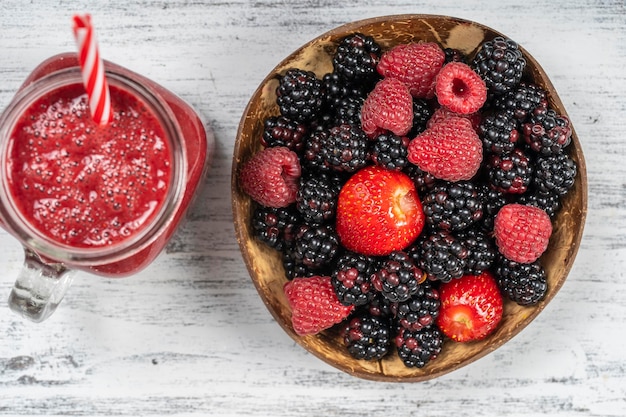 More organiche fresche fragole e lamponi primo piano Vista dall'alto fragola mora e lampone